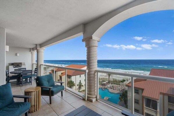 Outdoor dining - Beach Club 505 - 𝑰𝒏𝒅𝒊𝒈𝒐 𝑩𝒓𝒆𝒆𝒛𝒆 (Pensacola Beach)