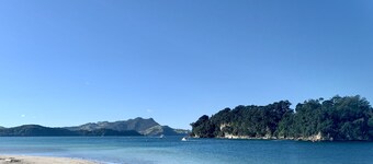 Waterfront fabulous view, spacious studio, heated pool & 10 mins walk into town.