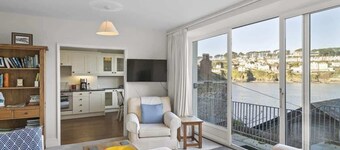 Apartment, Sea Views & Terrace on Waters Edge