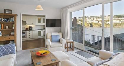 Apartment, Sea Views & Terrace on Waters Edge