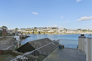 Property grounds - Apartment, Sea Views & Terrace on Waters Edge (Fowey)