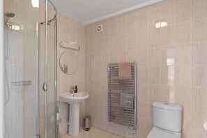 Shower, hair dryer, towels - Apartment, Sea Views & Terrace on Waters Edge (Fowey)