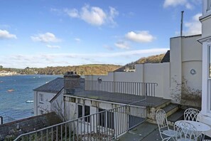 Outdoor dining - Apartment, Sea Views & Terrace on Waters Edge (Fowey)