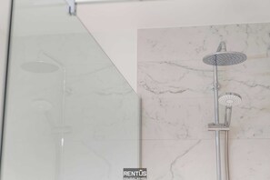 Douche, sèche-cheveux, serviettes fournies