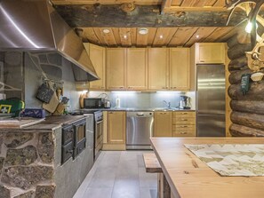 Geladeira, micro-ondas, lava-louças, cadeirão de bebê