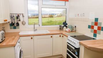 Peti sejuk, cerek elektrik, alat memasak/pinggan mangkuk/perkakas dapur