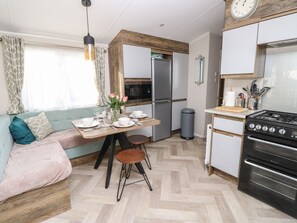 Fridge, electric kettle, toaster, cookware/dishes/utensils - Bay View (Bembridge)