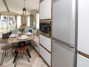 雪櫃、電熱水壺、多士爐、廚房用具/餐具/器皿