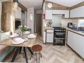 雪櫃、電熱水壺、多士爐、廚房用具/餐具/器皿