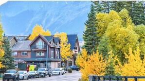 A two-story house with a sloped roof, a balcony, and a garage. - Immersed in the scenery of Canmore (Canmore)