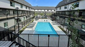 A courtyard with a swimming pool surrounded by multi-story buildings with balconies. - Immersed in the scenery of Canmore (Canmore)