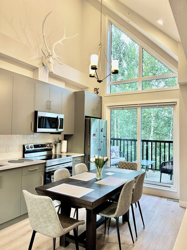 Refrigerador, microondas, horno, placa de cocina