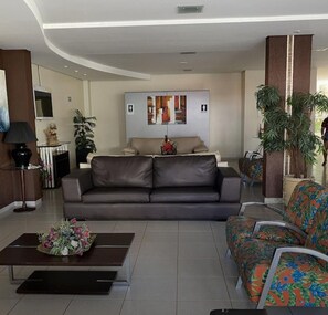 TV, pebolim, mesa de pingue-pongue