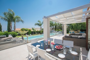 Vila, 4 quartos, piscina particular, vista para o jardim | Opções para refeição ao ar livre