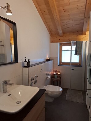 Douche, sèche-cheveux, serviettes fournies
