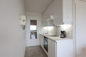 Een magnetron, een oven, een kookplaat, een koffiezetapparaat/waterkoker