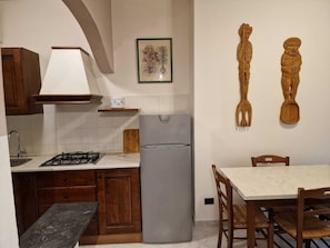 Frigorífico, microondas, placa de cocina y cafetera o tetera