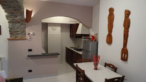 Réfrigérateur, micro-ondes, plaque de cuisson, cafetiÚre/bouilloire