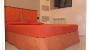 2 عدّة غرف نوم ومكواة/لوح كي وسرير سفر وواي فاي مجانًا