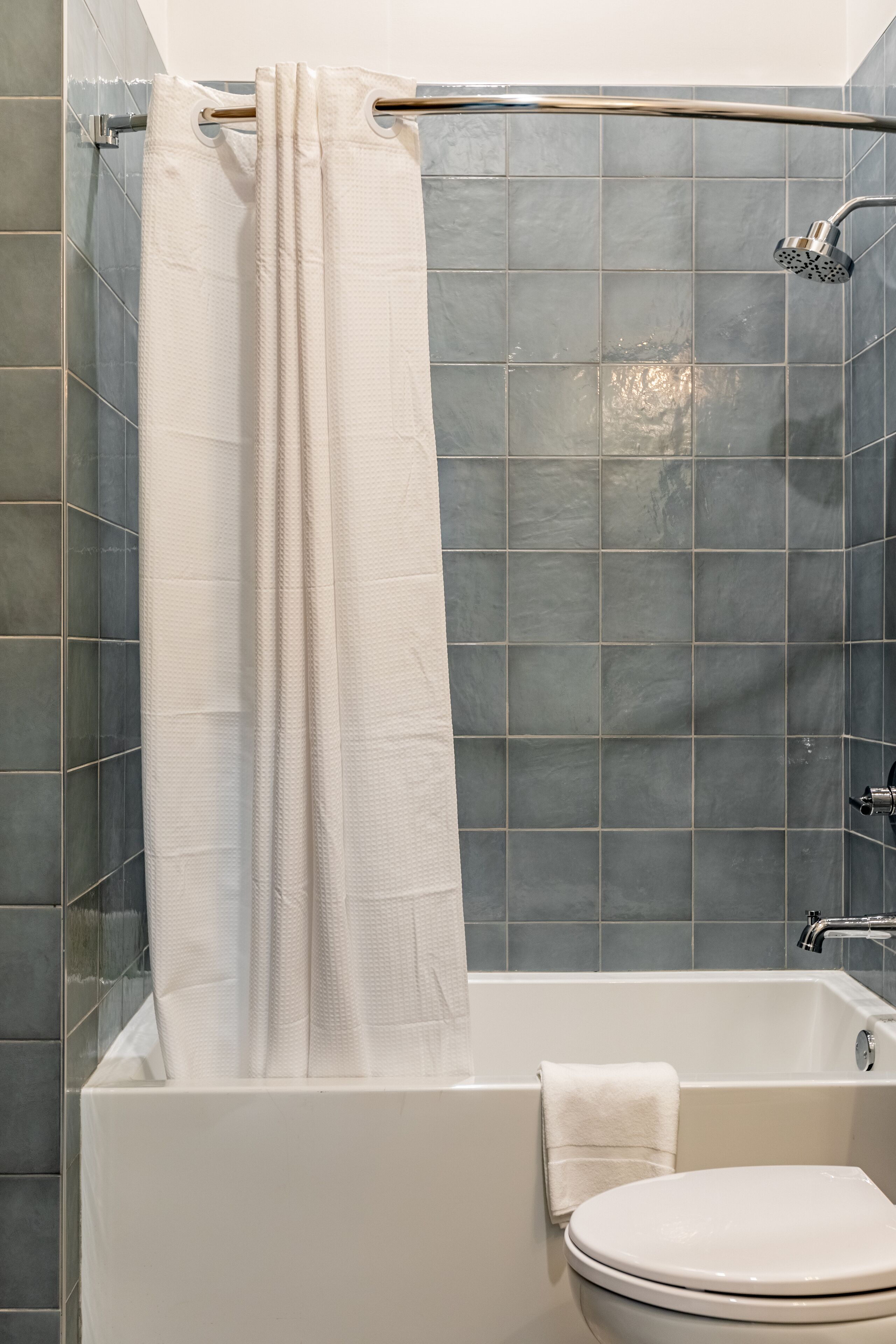 Un baño con bañera, ducha e inodoro.