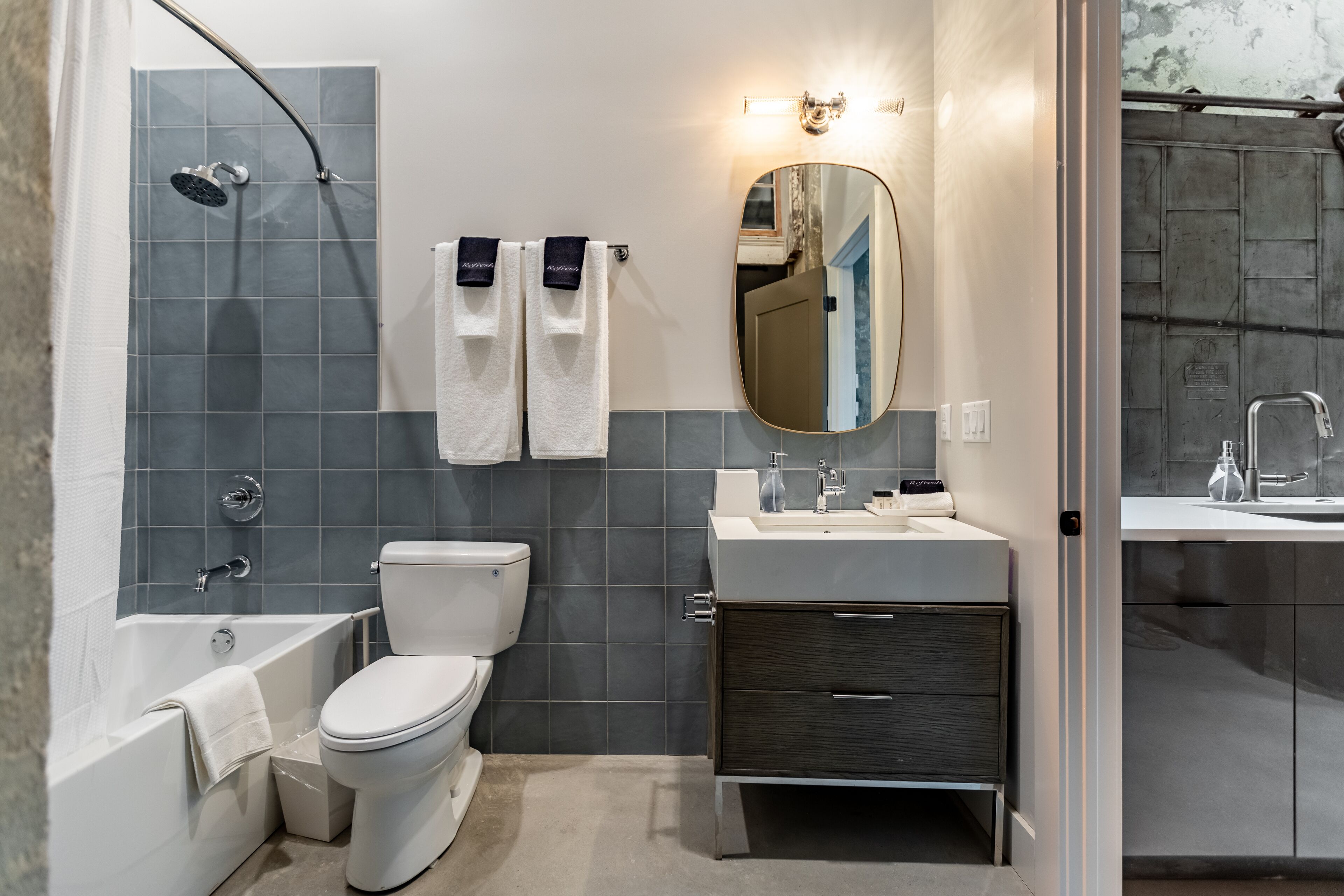Un baño moderno con bañera, inodoro y tocador.