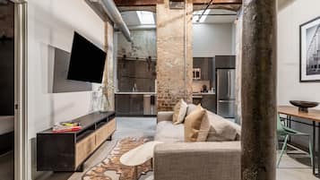 Luxury Σουίτα, 3 Υπνοδωμάτια, 2 Μπάνια | Καθιστικό | Τηλεοράσεις Smart, βιβλία, ταινίες επί πληρωμή, Υπηρεσίες streaming