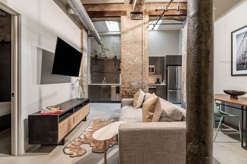 Luxe suite, 3 slaapkamers, 2 badkamers | Woonkamer | Een 50-inch smart-tv met digitale zenders, boeken en betaalfilms