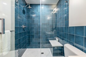 Luxe suite, 1 kingsize bed met slaapbank | Badkamer | Een regendouche, designer toiletartikelen, een haardroger, handdoeken