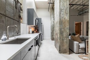 Luxe suite, 3 slaapkamers, 2 badkamers | Privékeuken | Een koelkast, een microgolfoven, een oven, een kookplaat