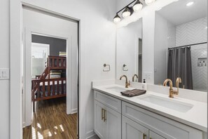 4 bedrooms, iron/ironing board, free WiFi, bed sheets - Patio, Rooftop Deck & Garage + 3 Miles to Broadway (Nashville)
