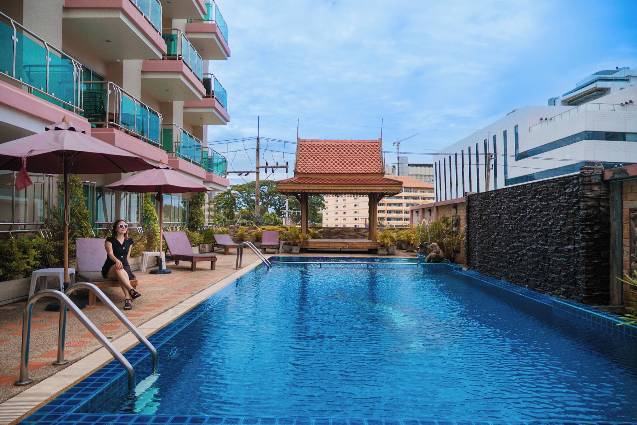 Una piscina al aire libre, cabañas de piscina gratuitas, tumbonas