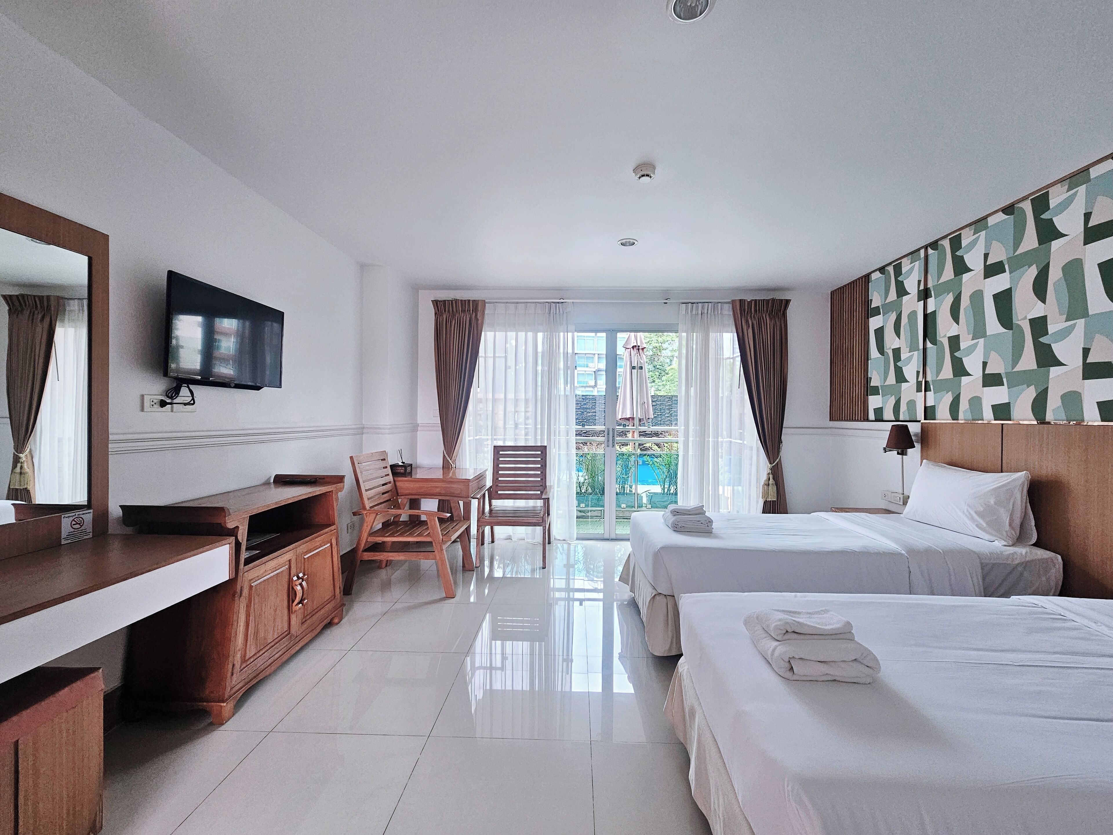 Deluxe Twin Room | In-room safe, blackout drapes, free WiFi, bed sheets