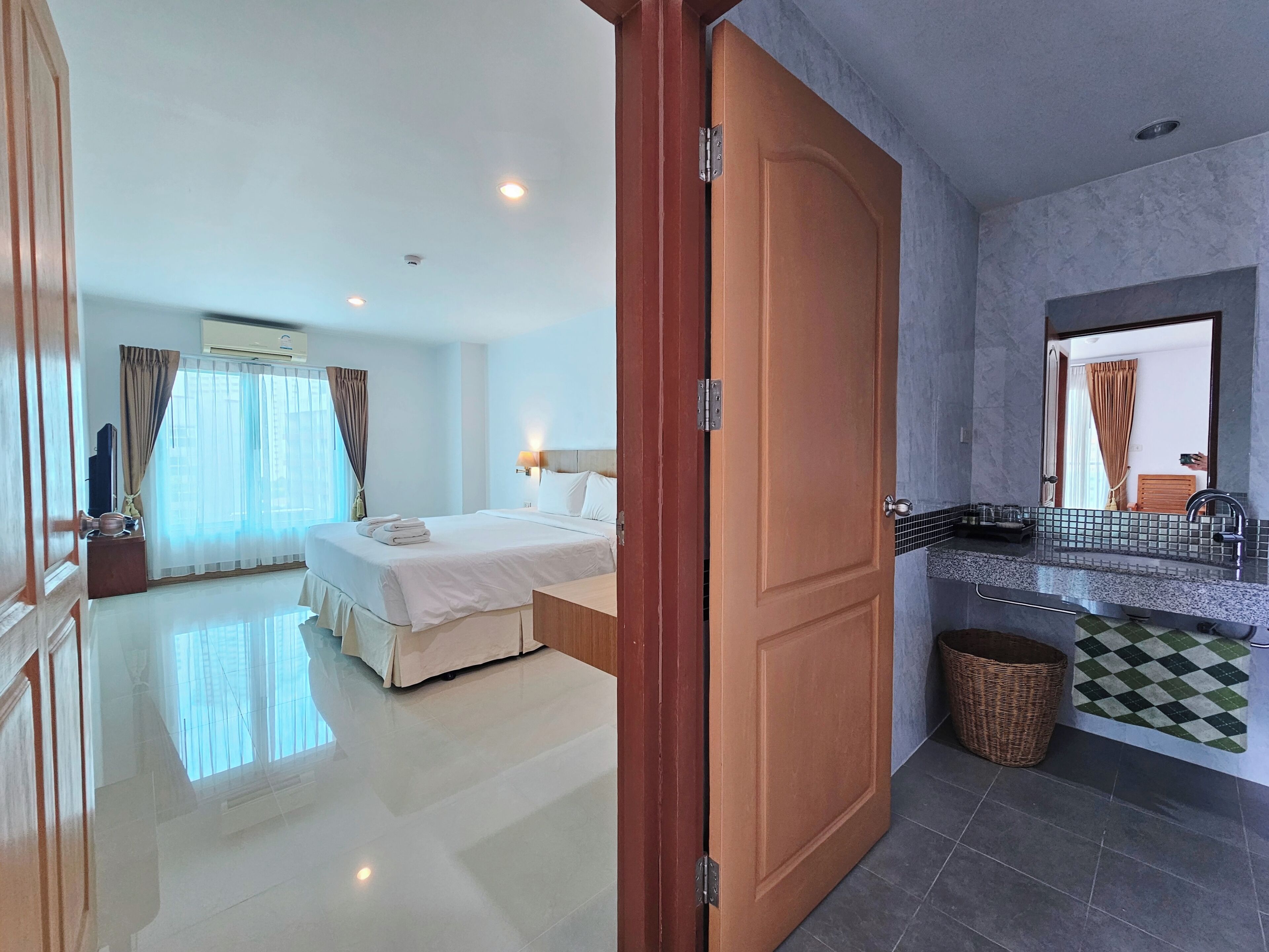 Grand Suite Double | In-room safe, blackout drapes, free WiFi, bed sheets