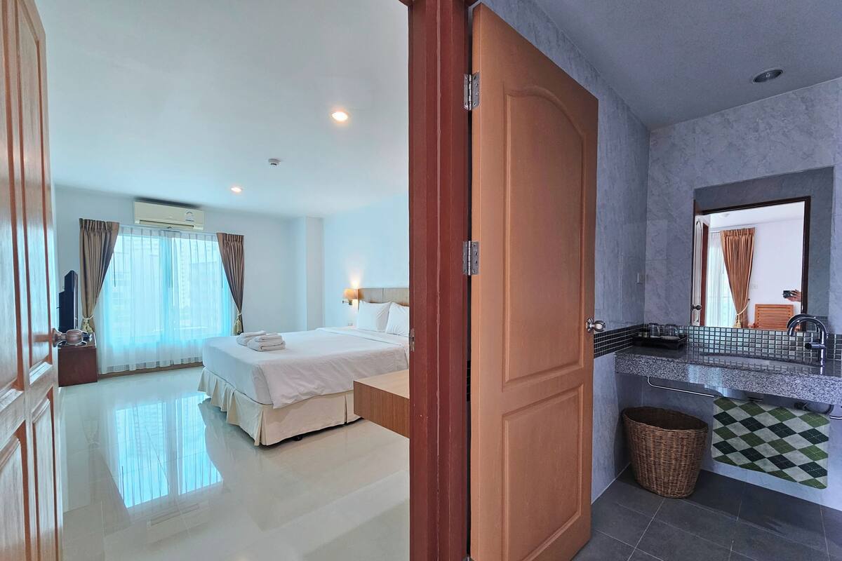 Grand Suite Double | In-room safe, blackout drapes, WiFi (free), bed sheets