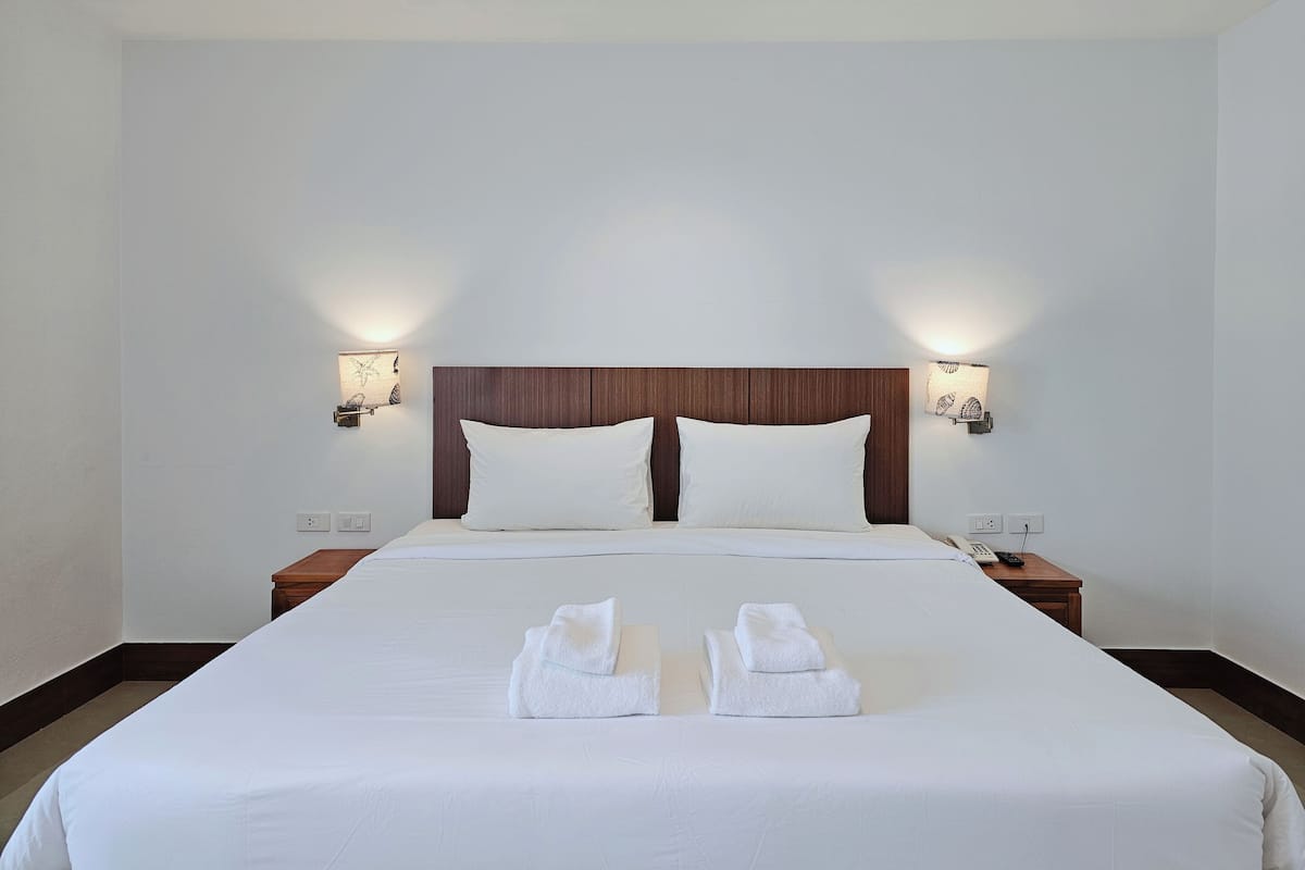 Premium Suite | In-room safe, blackout drapes, WiFi (free), bed sheets