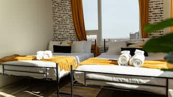 2 makuuhuonetta, työpöytä, ilmainen Wi-Fi, vuodevaatteet