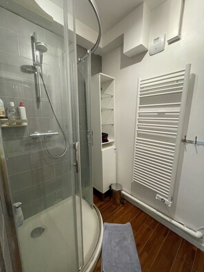 Douche, séchoir à cheveux