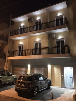Front of property - Midway Point Apts (Heraklion)