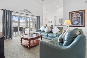 Smart TV, DVD player, table football, books - Stunning family villa; Private sun-filled pool & spa and fantastic games room (Davenport)