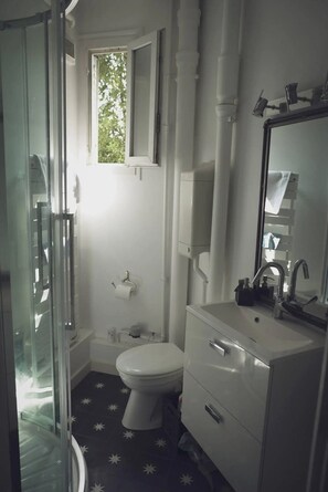 Dusche, Haartrockner, Handtücher, Seife