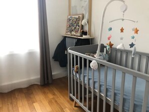 2 chambres, fer et planche à repasser, Wi-Fi, draps fournis