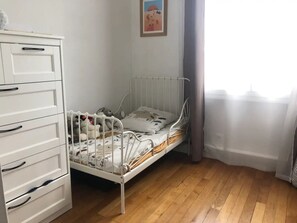 2 quartos, ferros/tábuas de passar roupa, Wi-Fi, roupa de cama