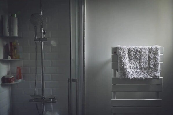 Een douche, een haardroger, handdoeken, zeep