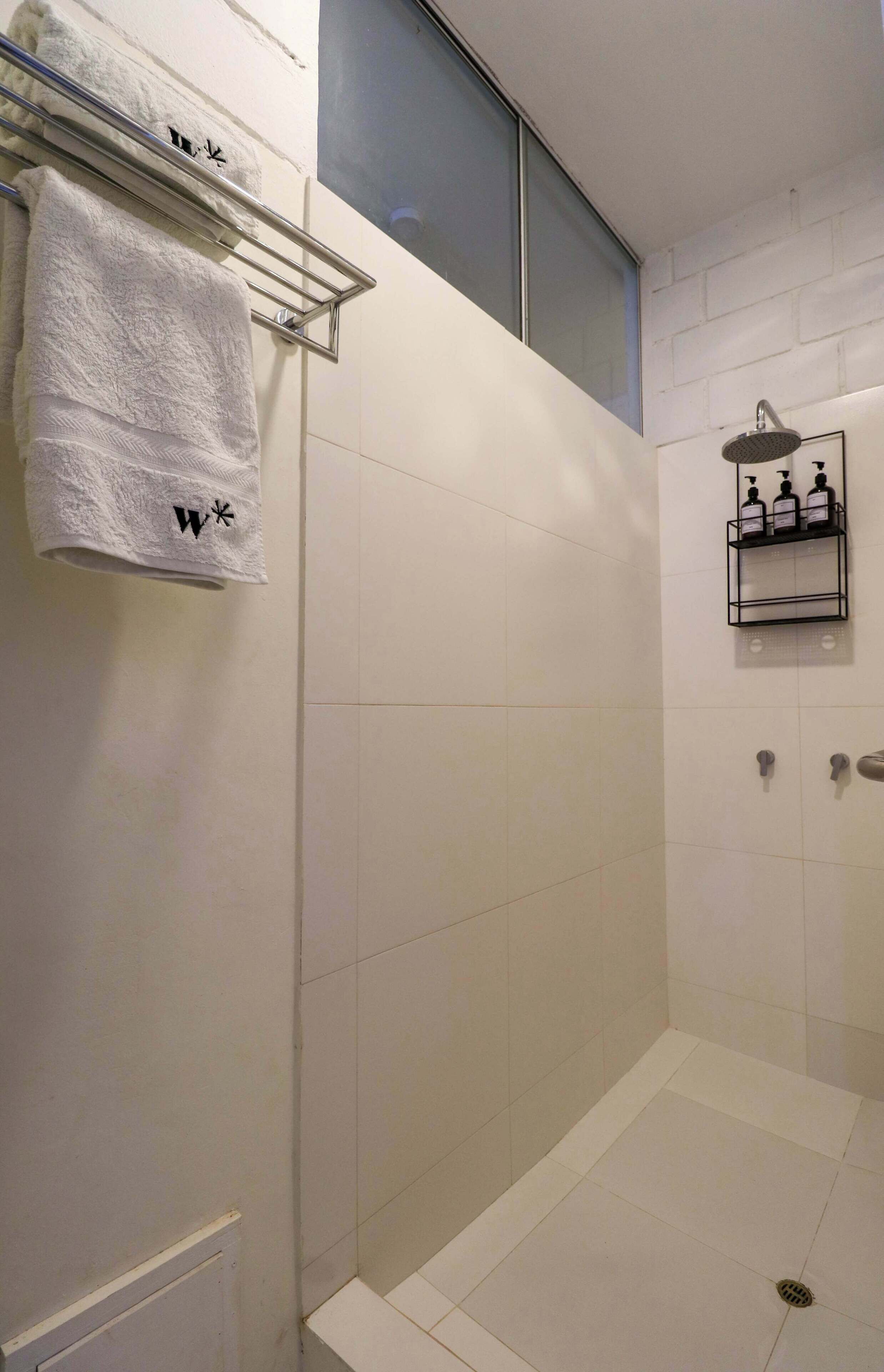 Douche, serviettes fournies