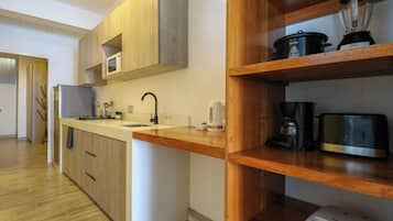 Refrigerador, microondas, parrilla de estufa y cafetera y tetera