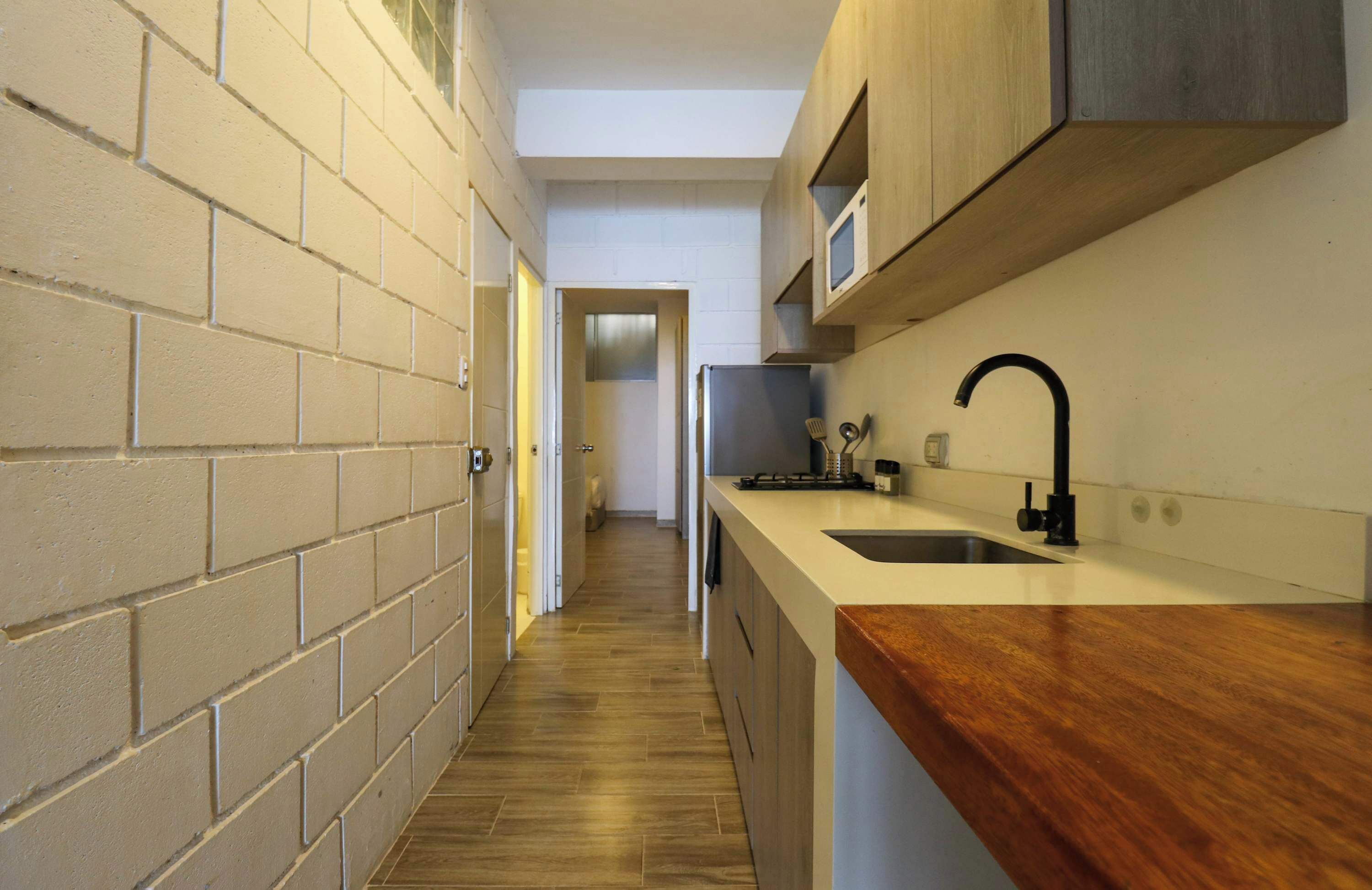 Refrigerador, microondas, placa de cocina, cafetera/tetera