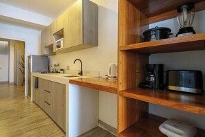 Refrigerador, microondas, parrilla de estufa y cafetera y tetera 