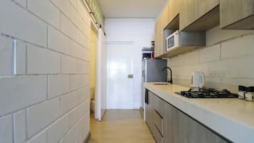 Refrigerador, microondas, parrilla de estufa y cafetera y tetera