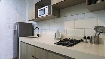 Kühlschrank, Mikrowelle, Herdplatte, Wasserkocher mit Kaffee-/Teezubehör