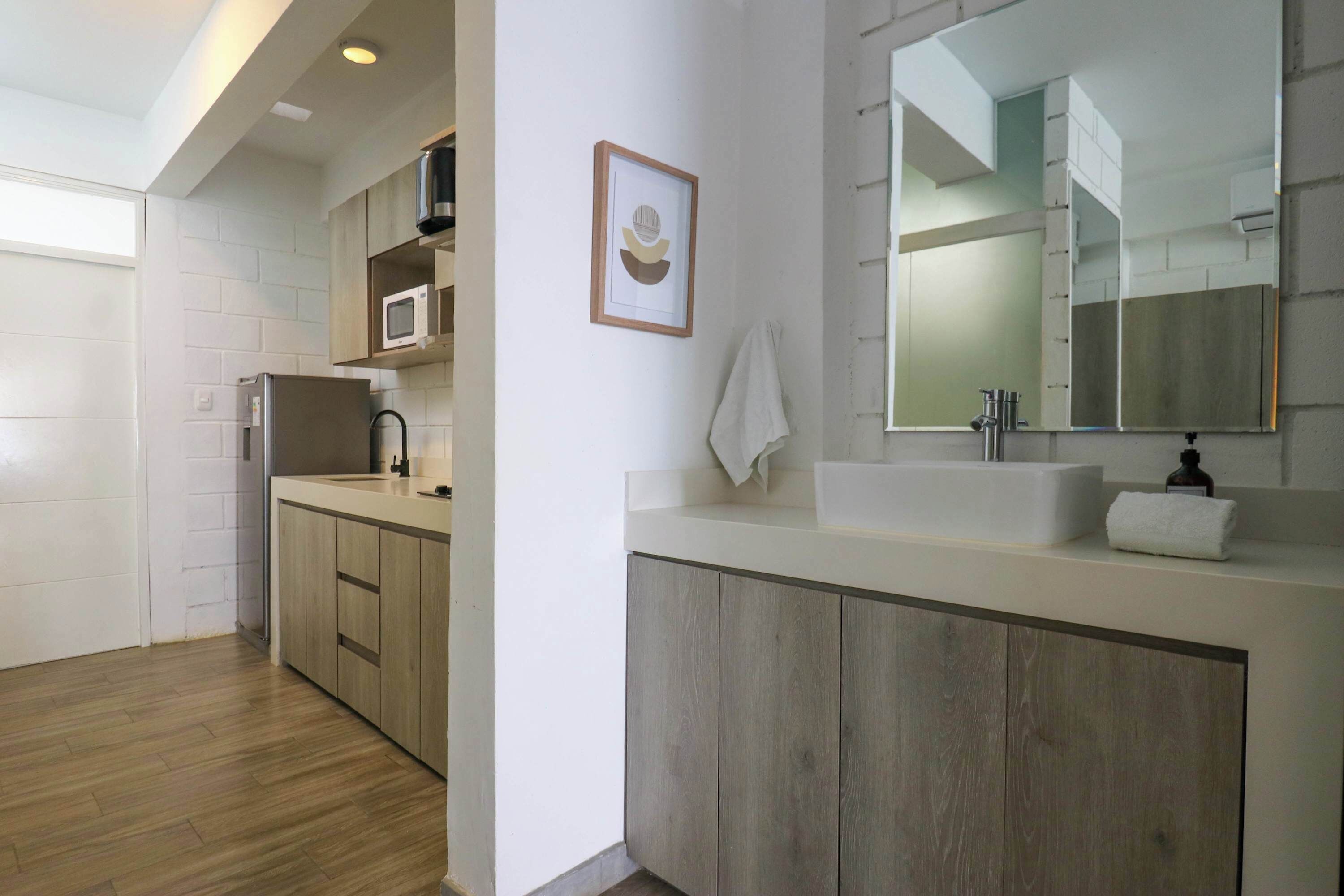 Kühlschrank, Mikrowelle, Herdplatte, Wasserkocher mit Kaffee-/Teezubehör